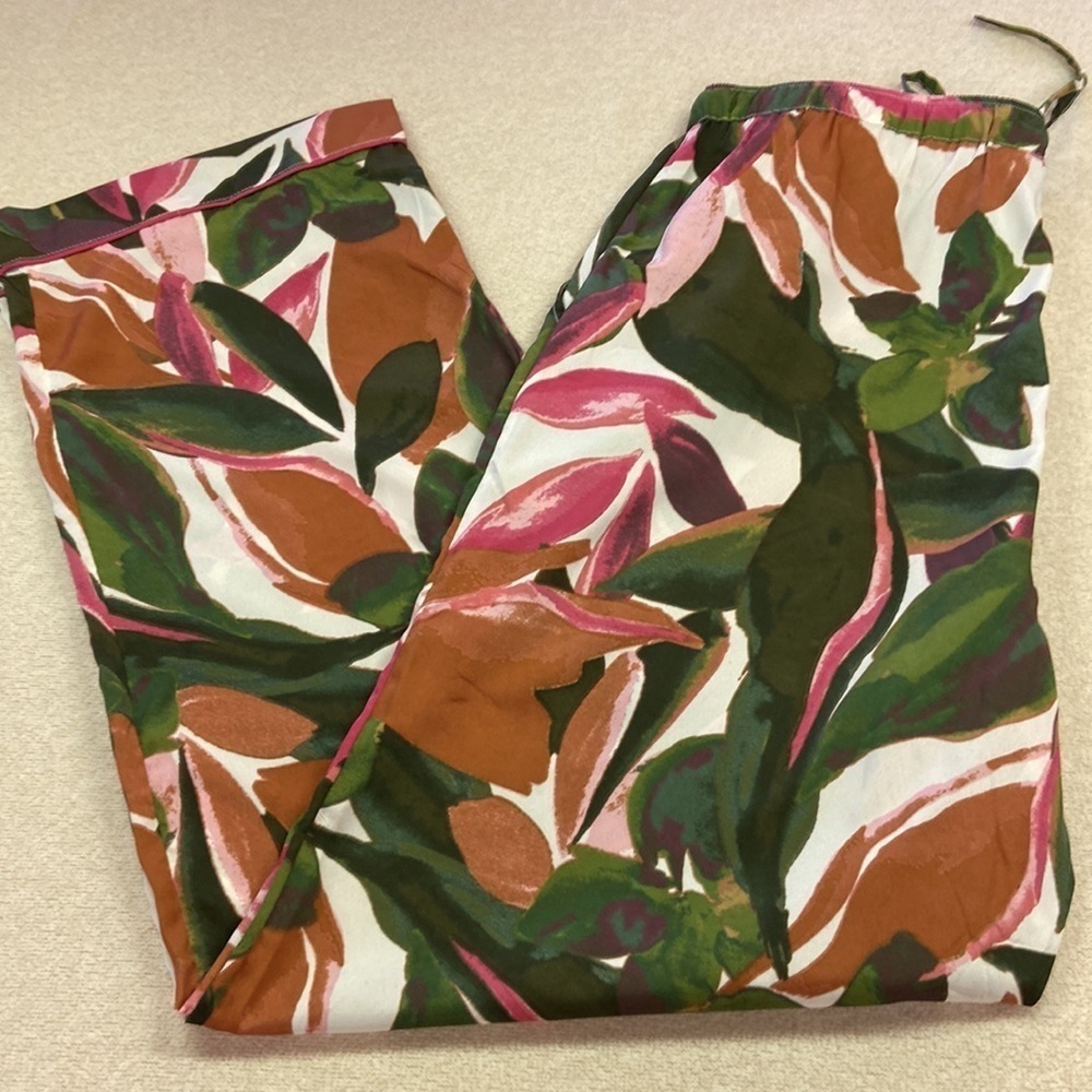 Tahari Sleepwear Set Shortsleeved Long Pants Leaf Print Pattern NWT Size M - Picture 6 of 15